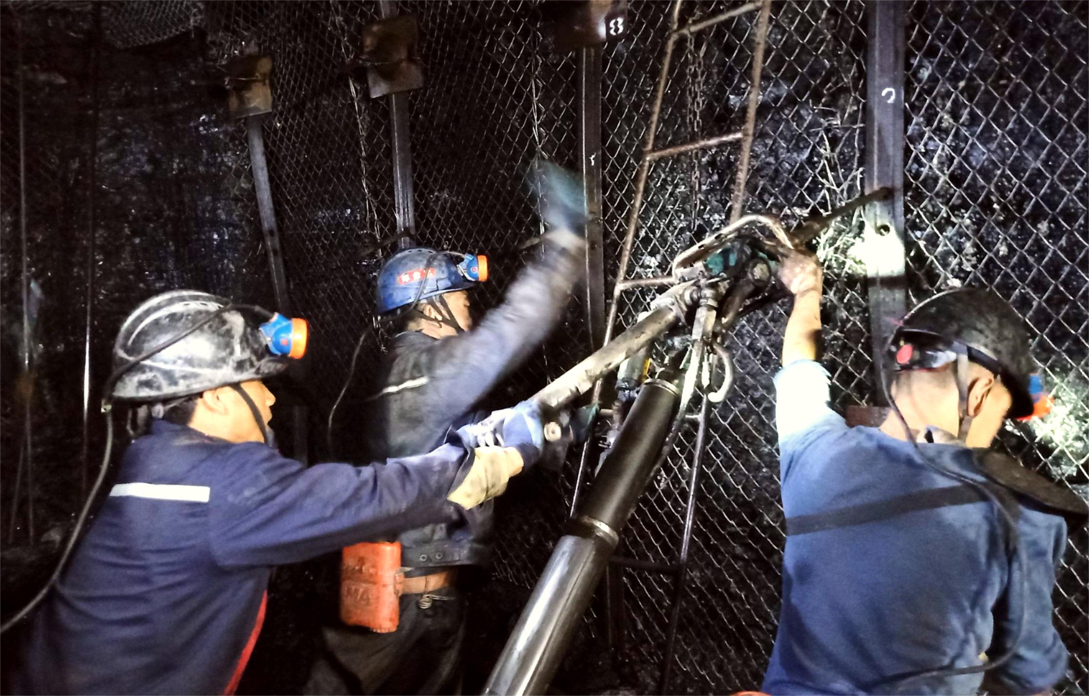 井下作业现场.jpg