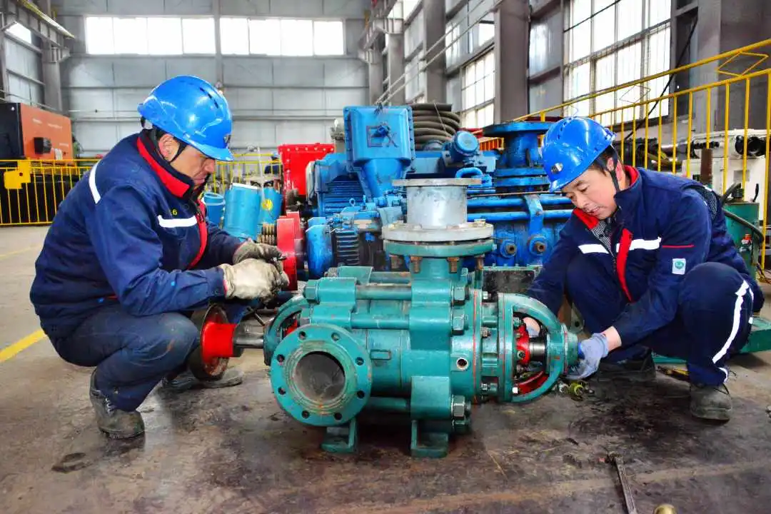 5.机电队职工正在开展检修工作.JPG 5.机电队职工正在开展检修工作.JPG