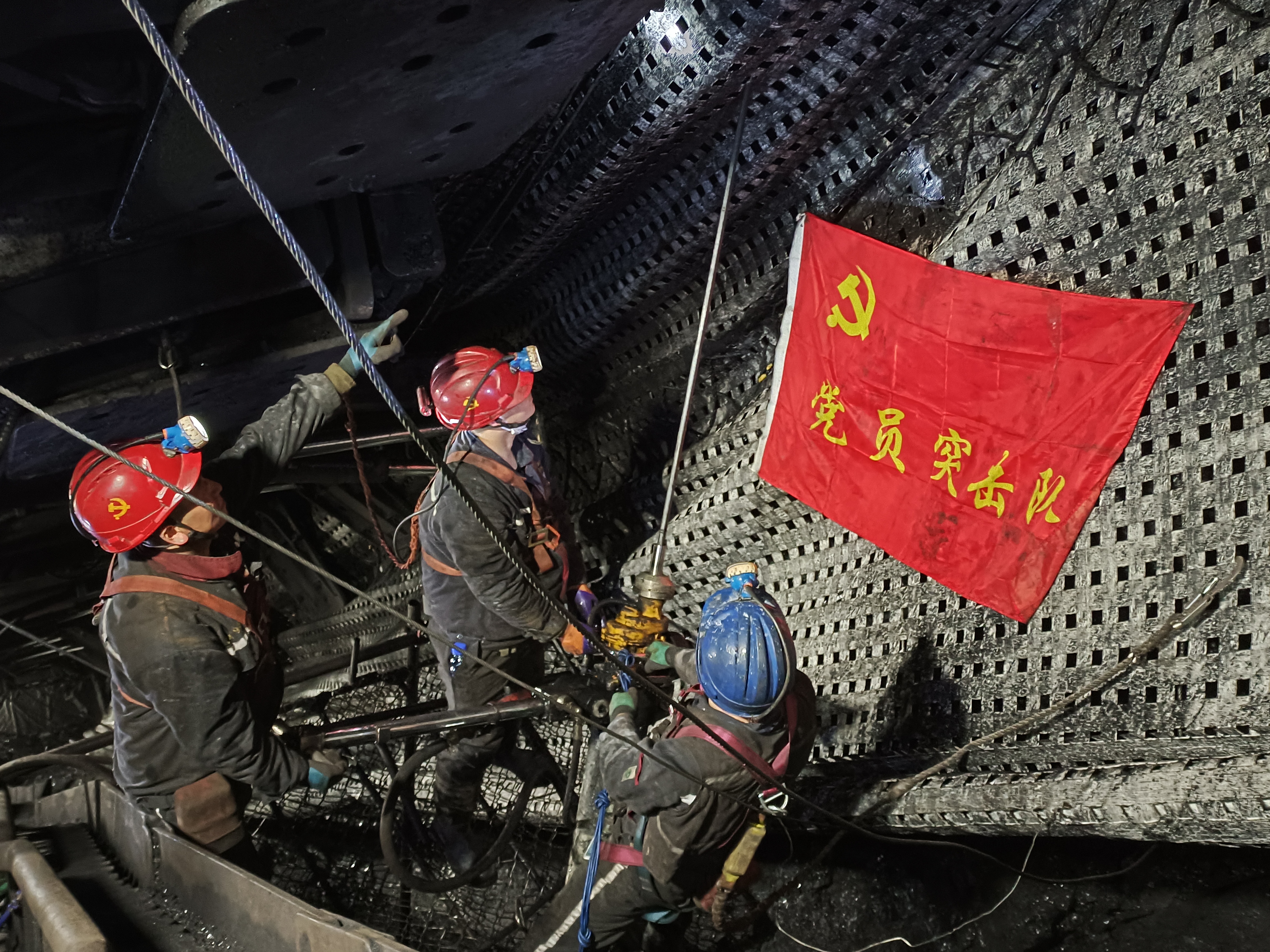 7.大倾角综放工作面回撤施工现场.jpg